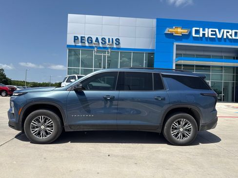 Used 2025 Chevrolet Traverse LT w/ Driver Confidence Package FWD image 2