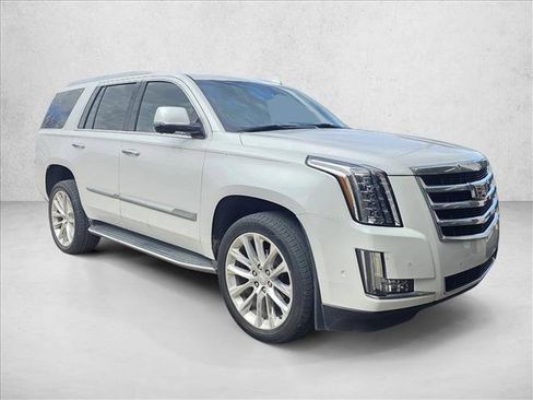 Used 2019 Cadillac Escalade Luxury image 3
