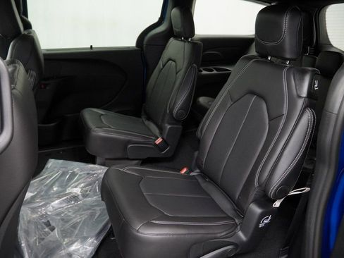New 2026 Chrysler Pacifica Select image 17