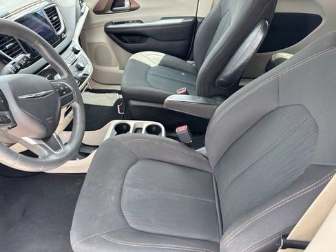 Used 2017 Chrysler Pacifica Touring FWD image 24