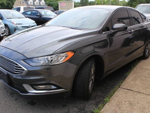 Used 2017 Ford Fusion SE w/ Equipment Group 201A FWD image 5
