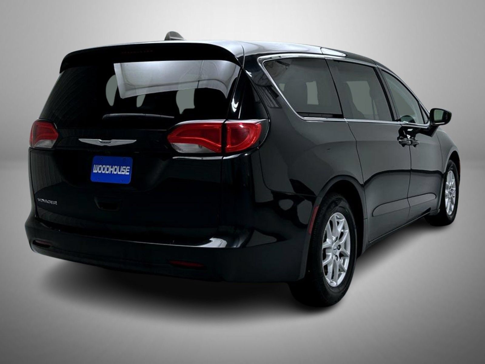 Used 2023 Chrysler Voyager LX FWD image 5