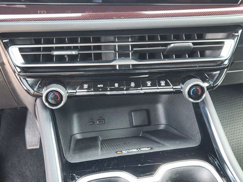 Used 2025 Chevrolet Traverse Z71 AWD/4WD image 21