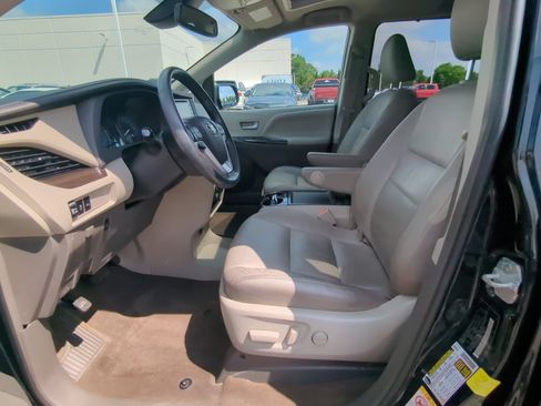 Used 2018 Toyota Sienna XLE w/ XLE Navigation Package FWD image 16