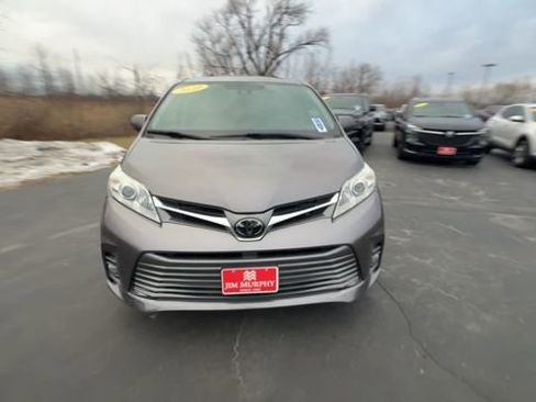 Used 2020 Toyota Sienna XLE Premium image 3