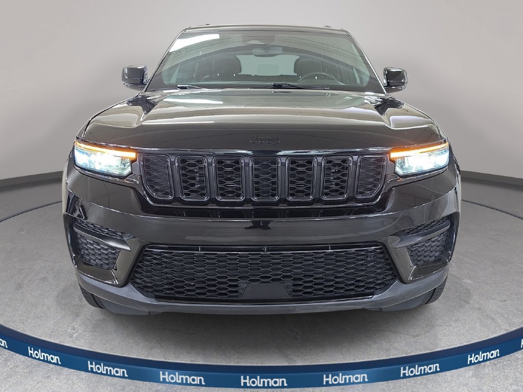 Used 2024 Jeep Grand Cherokee Altitude AWD/4WD image 3
