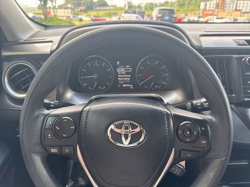 Used 2018 Toyota RAV4 LE FWD image 20