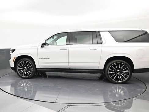 Used 2025 Chevrolet Suburban High Country AWD/4WD image 2