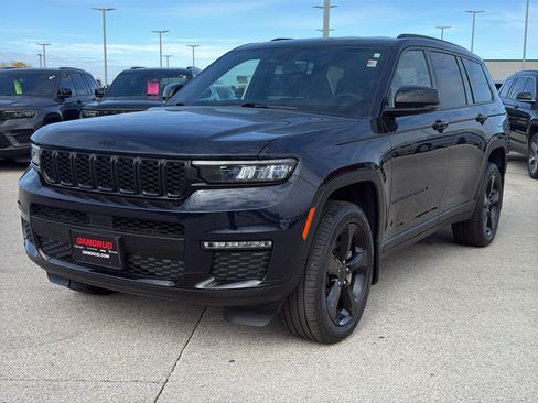Used 2024 Jeep Grand Cherokee L Limited w/ Black Appearance Package AWD/4WD image 2
