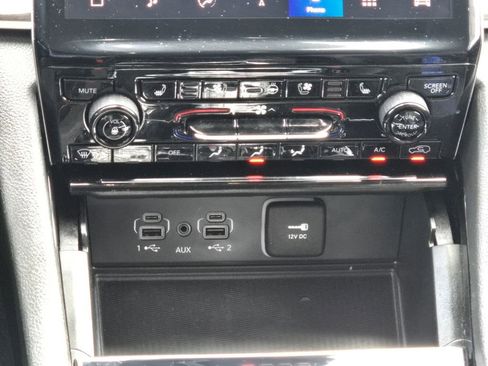 Used 2023 Jeep Grand Cherokee Limited w/ Luxury Tech Group II image 18