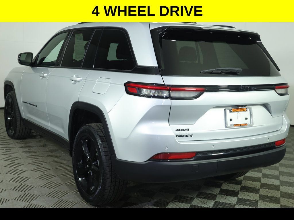 Used 2023 Jeep Grand Cherokee Altitude AWD/4WD image 4