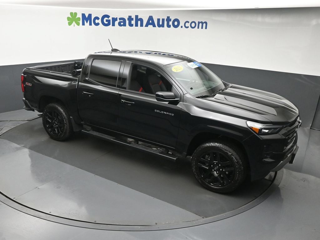 Used 2025 Chevrolet Colorado Z71 w/ Z71 Convenience Package 2 AWD/4WD image 3