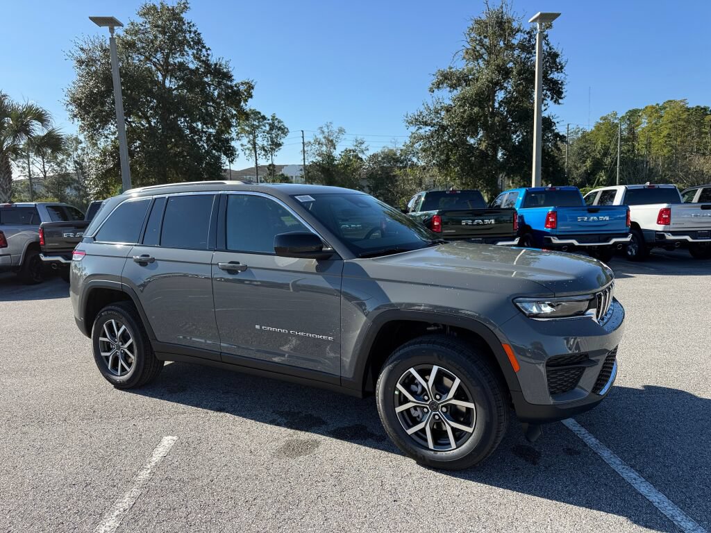 New 2027 Jeep Grand Cherokee Laredo RWD image 1