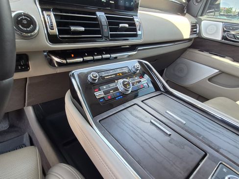 Used 2023 Lincoln Navigator Reserve AWD/4WD image 12