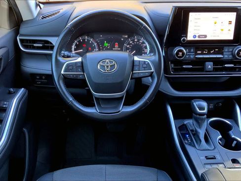 Used 2023 Toyota Highlander LE image 6