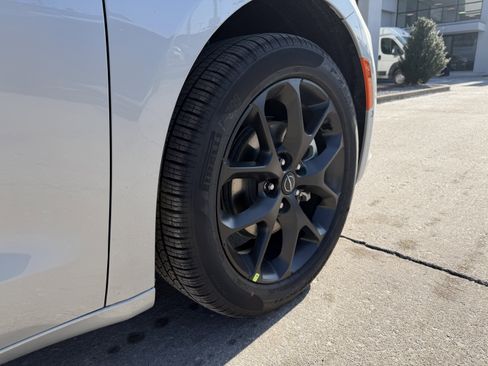 New 2026 Chrysler Pacifica Limited w/ S Appearance Package image 20