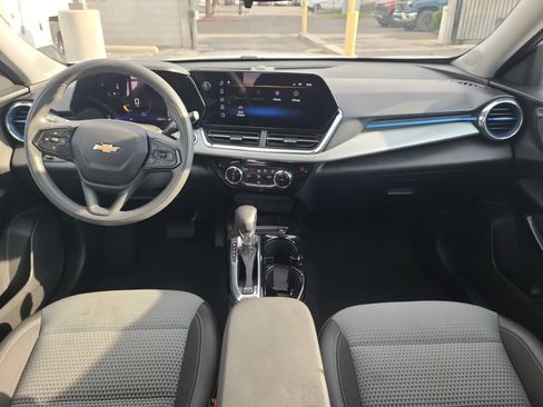 Certified 2025 Chevrolet Trax LT FWD image 13