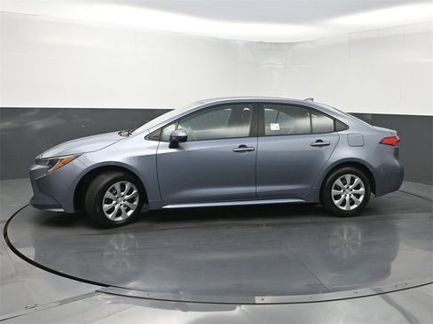 Used 2021 Toyota Corolla LE image 37