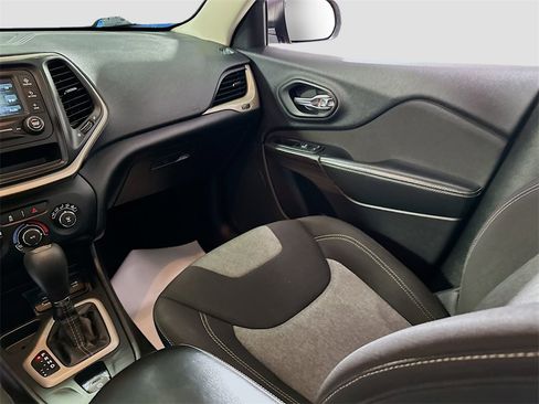 Used 2014 Jeep Cherokee Sport image 21