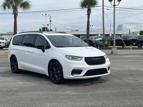 New 2026 Chrysler Pacifica Limited image 7