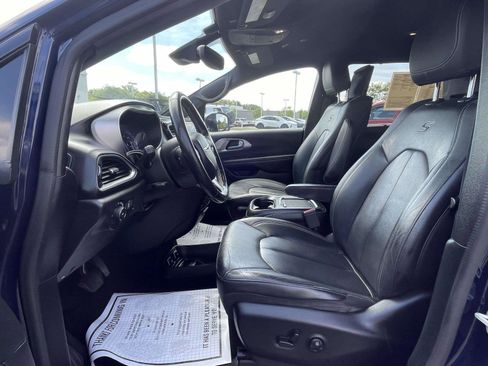 Used 2018 Chrysler Pacifica Touring-L Plus w/ Advanced Safetytec Group FWD image 16