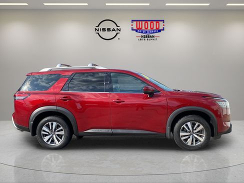 Used 2023 Nissan Pathfinder SL AWD/4WD image 2