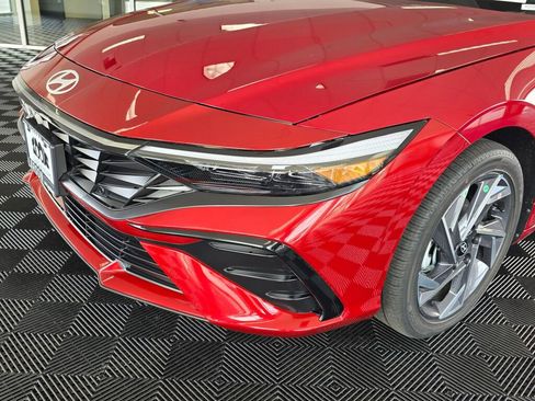 New 2025 Hyundai Elantra Limited image 11