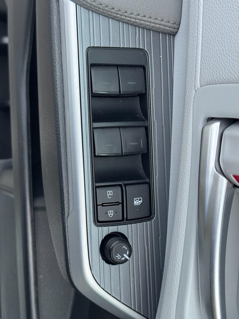 Used 2025 Toyota Sienna XLE FWD image 26