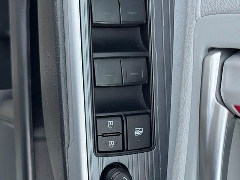 Used 2025 Toyota Sienna XLE FWD image 26