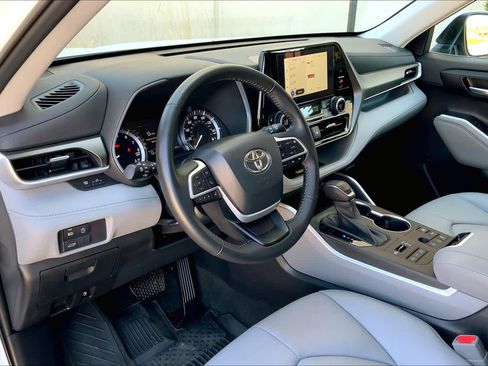 Used 2023 Toyota Highlander XLE AWD/4WD image 18