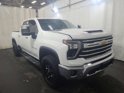Used 2024 Chevrolet Silverado 2500 LTZ image 2
