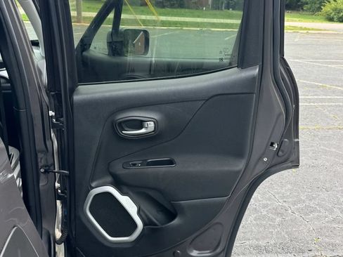 Used 2018 Jeep Renegade Latitude w/ Cold Weather Group AWD/4WD image 22