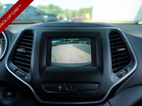 Used 2019 Jeep Cherokee Latitude Plus FWD image 11