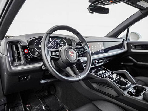 Certified 2025 Porsche Cayenne AWD/4WD image 4