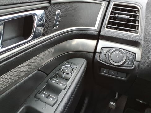 Used 2018 Ford Explorer XLT w/ Equipment Group 202A AWD/4WD image 22