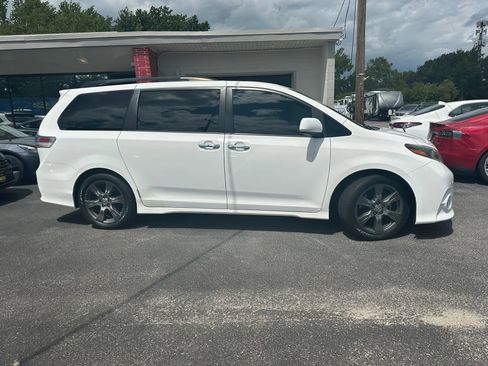 Used 2017 Toyota Sienna SE image 2