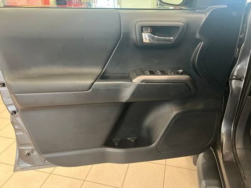 Used 2018 Toyota Tacoma TRD Off-Road w/ Technology Package AWD/4WD image 11