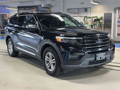 Used 2020 Ford Explorer XLT w/ Comfort Package image 2