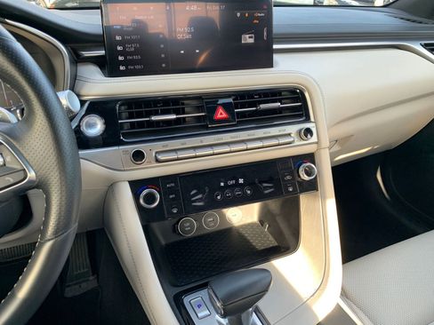 Used 2025 Genesis G70 2.5T image 18