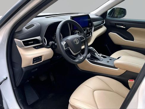 Used 2023 Toyota Highlander XLE FWD image 18