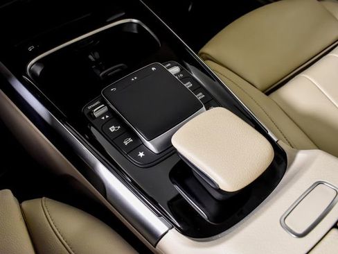 Used 2022 Mercedes-Benz GLB 250 image 25