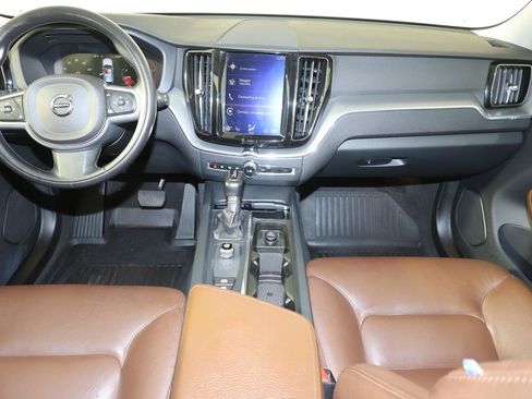 Used 2018 Volvo XC60 T5 Momentum w/ Vision Package AWD/4WD image 10
