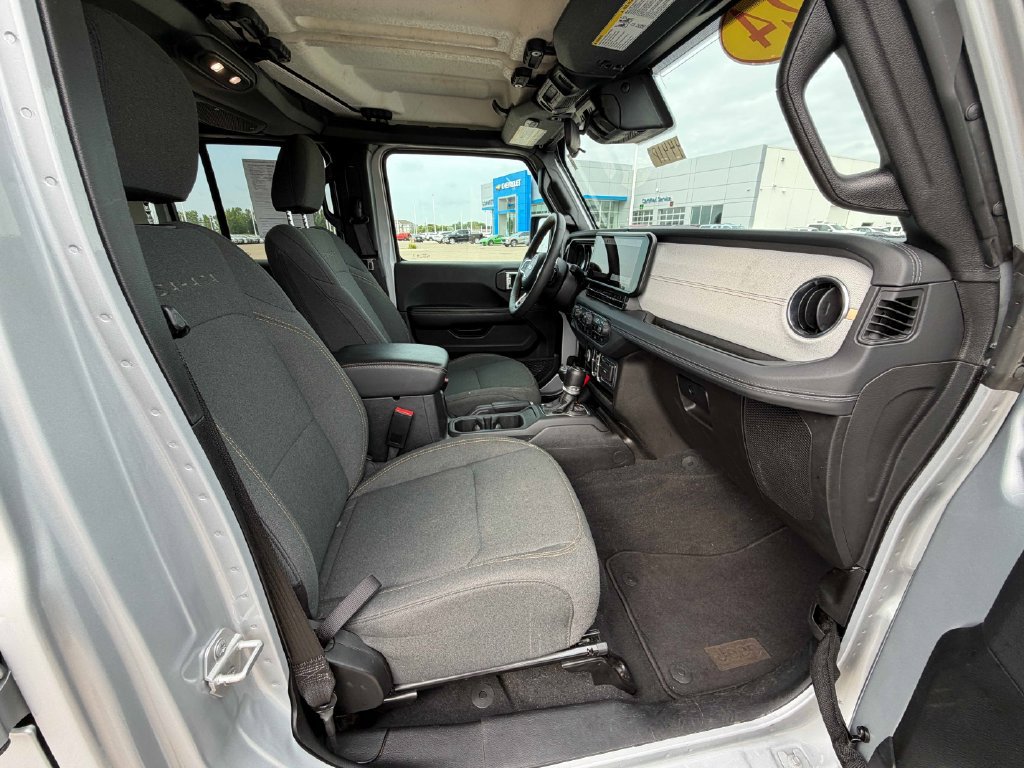Used 2024 Jeep Wrangler Unlimited Sahara AWD/4WD image 23