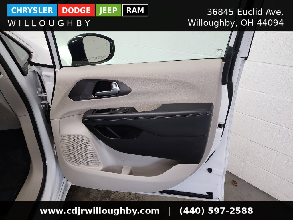 Used 2024 Chrysler Pacifica Touring-L FWD image 35