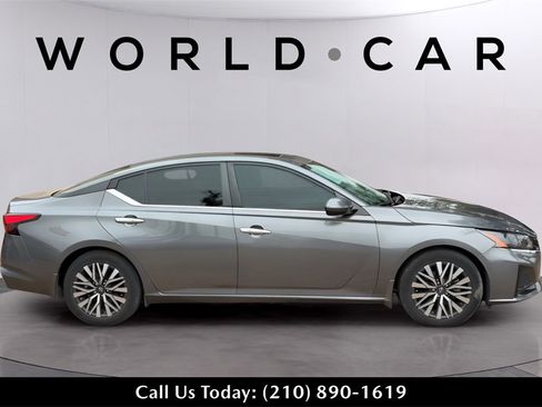 Used 2023 Nissan Altima 2.5 SV w/ SV Premium Package image 18