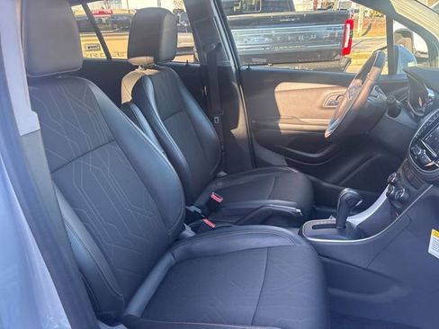 Used 2022 Chevrolet Trax LT w/ LT Convenience Package image 10