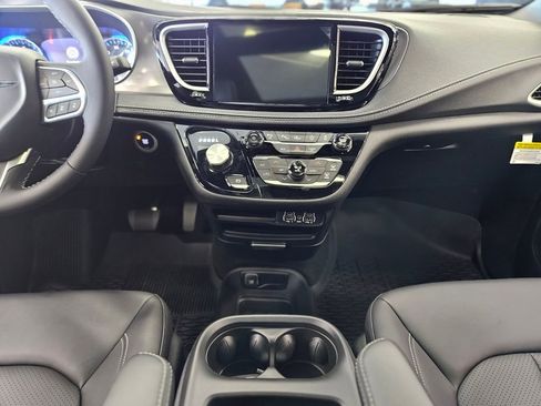 New 2025 Chrysler Pacifica Select w/ Fav Edition Package FWD image 13