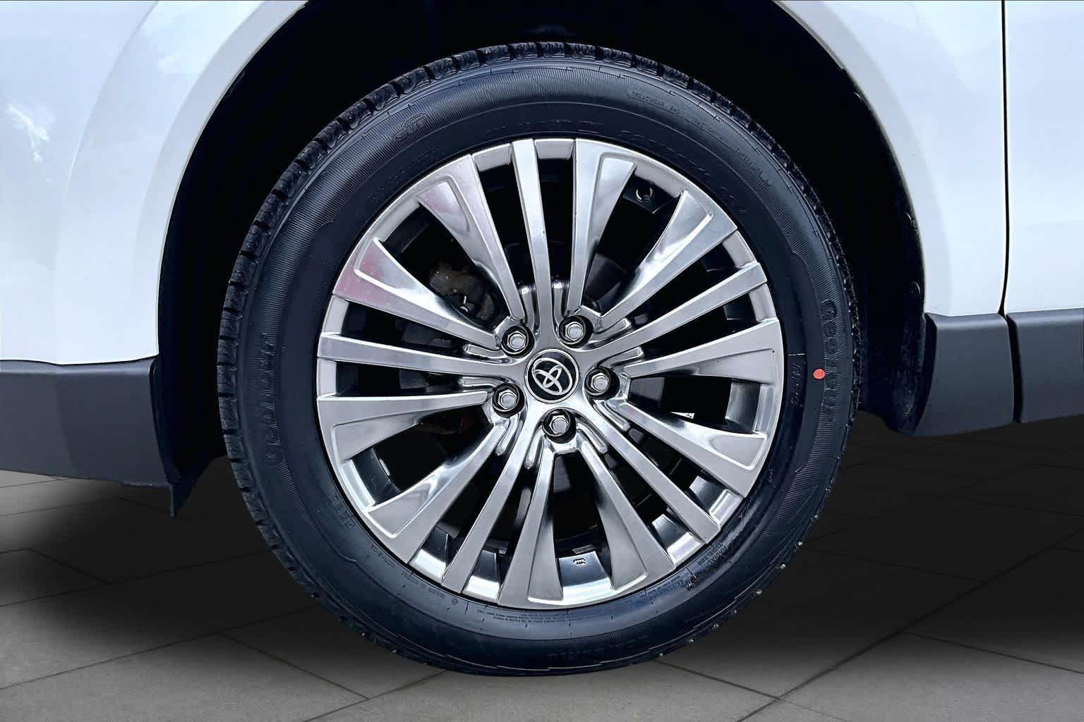 Used 2023 Toyota Venza XLE AWD/4WD image 11