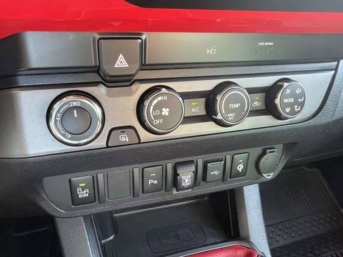 Used 2020 Toyota Tacoma TRD Off-Road w/ Technology Package image 20