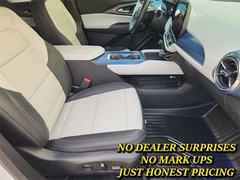 Used 2025 Chevrolet Equinox EV LT w/ Convenience Package II image 27